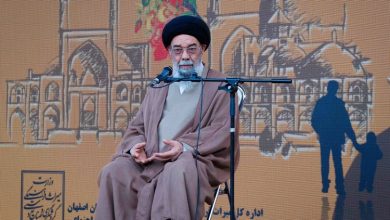امام جمعه اصفهان: واقعا ستونهای چهلستون خجالت ندارد؟!