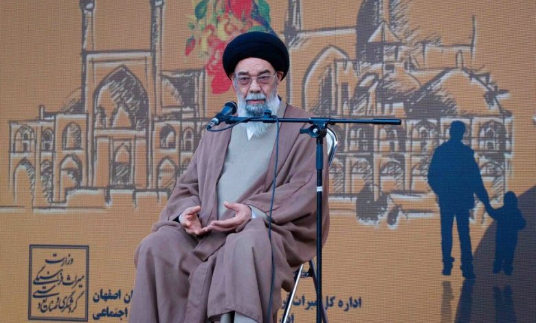 امام جمعه اصفهان: واقعا ستونهای چهلستون خجالت ندارد؟!
